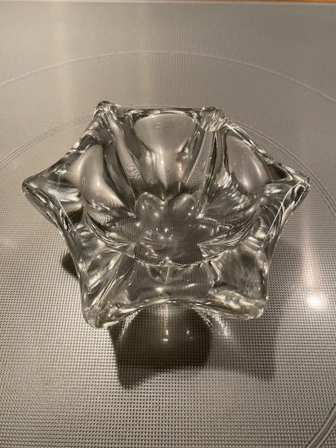 Daum France cristal, vide poche ou cendrier.                                                 Daum France crystal, empty pocket or ashtray.