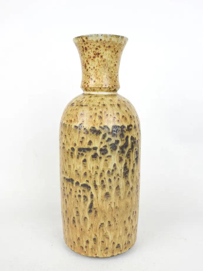 Céramique Française des années 70, ce vase émaillé à coulures ocres et noires et signé.  French ceramic from the 70s, this enameled vase with ocher and black drips and signed.