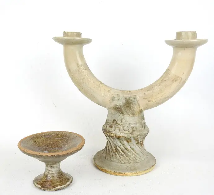 Candélabre en céramique beige, signé et monogrammé AJ. Milieu XXème.         Beige ceramic candelabra, signed and monogrammed AJ. Mid-20th century.