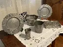 Lot complet en étain,  époque art déco, signé et monogrammé Jurgendstill, début XXème. Superbe.                              Complete lot in pewter, art deco period, signed and monogrammed Jurgendstill, early 20th century. Stunning.