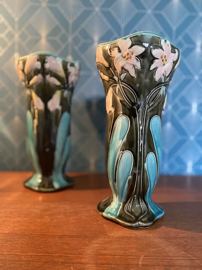 Vase art nouveau, superbe paire de vases barbotine en faïence des années 1900, signées et numérotées.                               Art nouveau vase, superb pair of earthenware slip vases from the 1900s, signed and numbered.