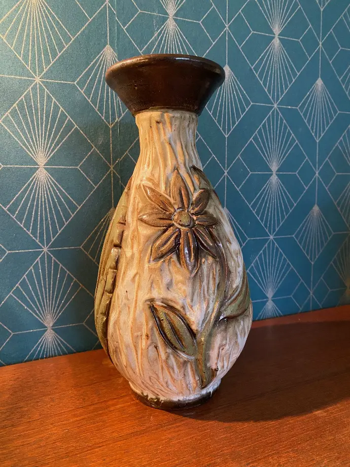 Vase vintage en céramique ciselé, signé Losson, céramiste Français des années 50, pièce unique et rare.                           Vintage chiseled ceramic vase, signed Losson, French ceramist from the 1950s, unique and rare piece.