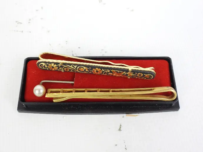 3 Barrettes à cravate vintage, époque inconnue, dont un pique avec une perle.