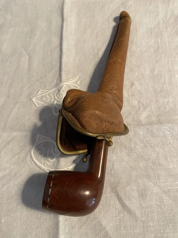 Pipe ancienne en bois, avec son étui d'origine en cuir. Début XXème.