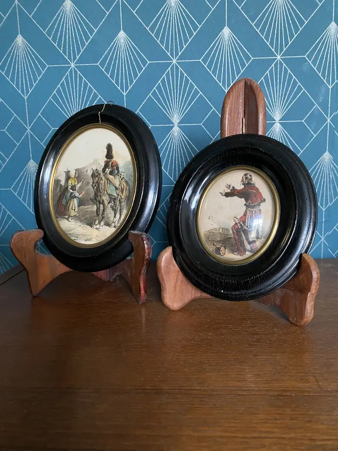 Miniatures du XIXéme siécle, cadre en bois noircis pour ces 2 représentations militaires de forme ovales.                              Miniatures from the 19th century, blackened wooden frame for these 2 oval-shaped military representations.