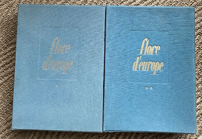 Ouvrage en deux volumes de 168 et 144 gravures anciennes florales, ce livre relié Flore d'Europe, édité en 1957. En excellent état, de quoi vous faire de superbes encadrés ou le garder tel quel.                Work in two volumes of 168 and 144 old floral engravings, this bound book Flore d'Europe, published in 1957. In excellent condition, enough to make superb frames or keep it as is.