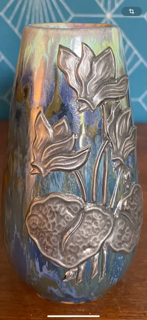 Vase de l'époque art nouveau, au décor marmoréen et gravure de fleurs en étain. Superbe céramique émaillée des années 1900. Signé bien sur. En excellent état.    Art Nouveau vase, with marble decoration and pewter flower engraving. Superb enameled ceramic from the 1900s. Signed of course. In excellent condition.