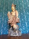 Statuette Chinoise Guanyin, dynastie Song, entre 960 et 1279, terre cuite polychrome de très belle taille puisqu'elle mesure 50cm de haut. Ce sujet Avalokitesvara prend en Chine au fil des siècles le statut de la divinité Boudhiste. Vraiment superbe. Chinese Guanyin statuette, Song dynasty, between 960 and 1279, polychrome terracotta of very beautiful size since it measures 50cm high. This Avalokitesvara subject takes in China over the centuries the status of the Buddhist divinity. Really superb.