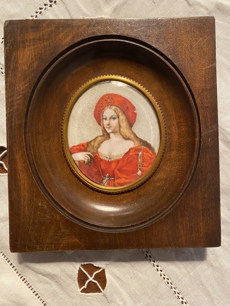 Portrait miniature XIXÈME siècle, peinture sur ivoire de la comtesse Marguerite de la Sablière, cadre en bois naturel. Signée Miniature portrait of the 19th century, painting on ivory of comtesse Josephine d'Aragon, natural wood frame, signed 