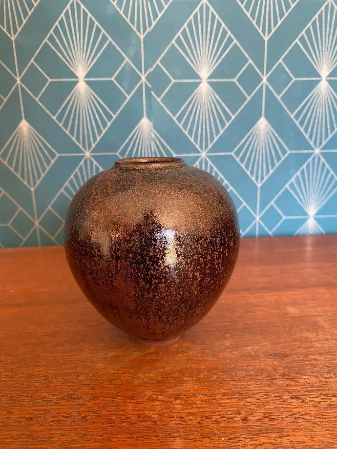 Petit vase  vintage en terre cuite émaillée brun moucheté, signé Castel et des années 20. Forme ovoïde et en excellent état. 12cm de haut.                                                   Small vintage vase in speckled brown enamelled terracotta, signed Castel and from the 20s. Ovoid shape and in excellent condition. 12cm high.
