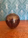 Petit vase  vintage en terre cuite émaillée brun moucheté, signé Castel et des années 20. Forme ovoïde et en excellent état. 12cm de haut.                                                   Small vintage vase in speckled brown enamelled terracotta, signed Castel and from the 20s. Ovoid shape and in excellent condition. 12cm high.