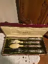 Couvert en argent fourré, ensemble de service Français de la fin du XIXème siècle dans leur coffret d'origine et monogrammé RC.                                                          Silver plated french cutlery, late 19th century service set in their original box and monogrammed RC.