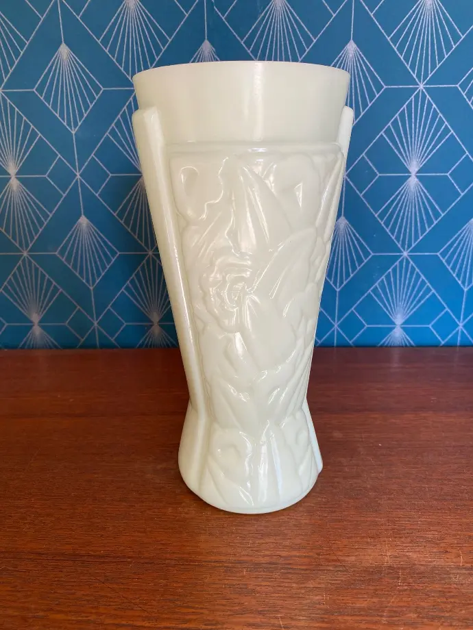 Vase art déco signé SPIP France, verre moulé en opaline de couleur vert d'eau de forme conique et à décor de fleurs et de formes géométriques. En excellent état il mesure 25cm de haut. Signé sous la base. Art Deco vase signed SPIP France, molded opaline glass in aqua green color, conical shape and decorated with flowers and geometric shapes. In excellent condition, it measures 25cm high. Signed under the base.