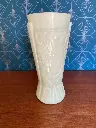 Vase art déco signé SPIP France, verre moulé en opaline de couleur vert d'eau de forme conique et à décor de fleurs et de formes géométriques. En excellent état il mesure 25cm de haut. Signé sous la base. Art Deco vase signed SPIP France, molded opaline glass in aqua green color, conical shape and decorated with flowers and geometric shapes. In excellent condition, it measures 25cm high. Signed under the base.