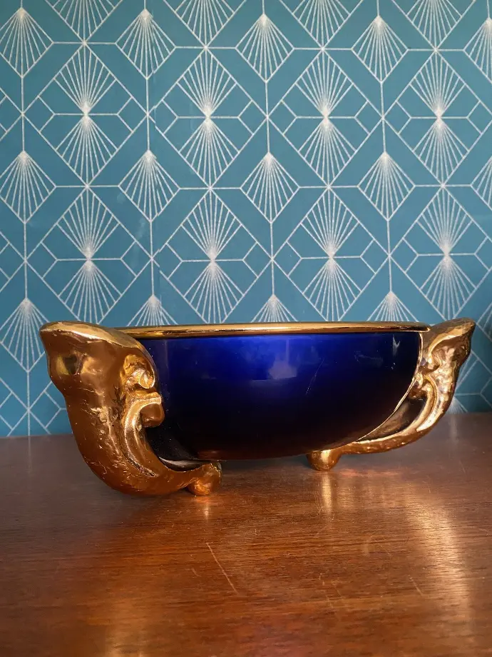 Coupe art déco en aluminium, Lexium à l'or fin, très belle taille puisqu'elle mesure 25cm de large. A décors de trompe d'éléphant. Signé sous la base. Très belle affaire. Années 1900.                                  Art Deco aluminum cup, Lexium in fine gold, very nice size since it measures 25cm wide. With elephant trunk decorations. Signed under the base. Very nice deal. 1900s.