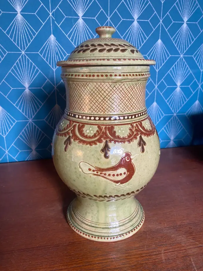 Pot à couvert pour cette céramique vintage, signée JC Hermann Evires. Terre vernissée du début XXème.                                Covered pot for this vintage ceramic, signed JC Hermann Evires. Glazed earthenware from the early 20th century.
