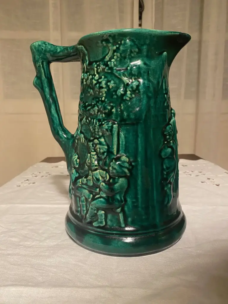 Cruche en barbotine signée Sarreguemines. Vers 1900.               Slip jug signed Sarreguemines. Circa 1900.