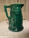 Cruche en barbotine signée Sarreguemines. Vers 1900.               Slip jug signed Sarreguemines. Circa 1900.