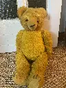 Ours en peluche des années 1900, fourrure mohair rembourré de paille. Il mesure 60cm et de production Anglaise du début XXème. A teddy bear from the 1900s, stuffed with mohair fur and straw. It measures 60cm and is made in England in the early 20th century.