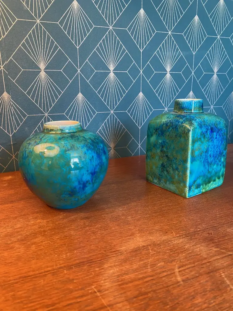Paul Millet, Sèvres, pour ce superbe ensemble de 2 faïences bleue poudrée des années 30 dans un état exceptionnel.                                      Paul Millet, Sèvres, for this superb set of 2 powder blue earthenware pieces from the 1930s in exceptional condition.