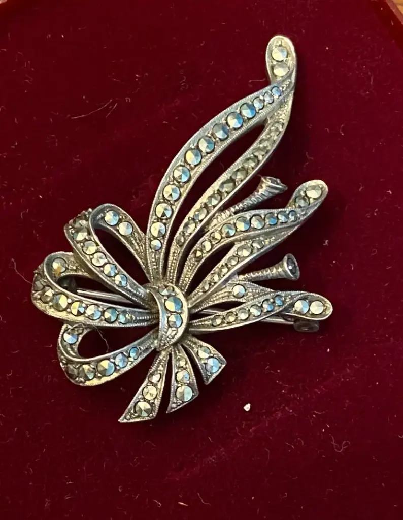 Superbe broche en argent 825°, époque Napoléon III, sertie de perle d'argent sculpté façon pierre précieuse. En parfait état, elle pèse 9,5gr d'argent massif poinçonné bien sur.                                                    Superb 825° silver brooch, Napoleon III period, set with a carved silver pearl in the style of a precious stone. In perfect condition, it weighs 9.5g of solid silver, hallmarked of course.
