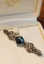 Broche des années 1900 en argent massif, 925°poinçonnée bien sur, ornée d'une pierre bleue et de brillants. En excellent état, beaucoup d'allure, elle mesure 6cm de long pour 1 de large et pèse 5,5gr.              Brooch from the 1900s in solid silver, 925° hallmarked of course, adorned with a blue stone and brilliants. In excellent condition, very stylish, it measures 6cm long by 1cm wide and weighs 5.5g.