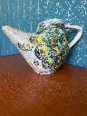 Accolay, splendide pichet des années 50, signé dans la masse, en excellent état. Design stylisé à décors de grappes de raisins, 20cm de hauteur. superbe pièce rare.                    Accolay, a splendid pitcher from the 1950s, signed throughout, in excellent condition. Stylized design with grape cluster decorations, 20cm tall. A superb rare piece.
