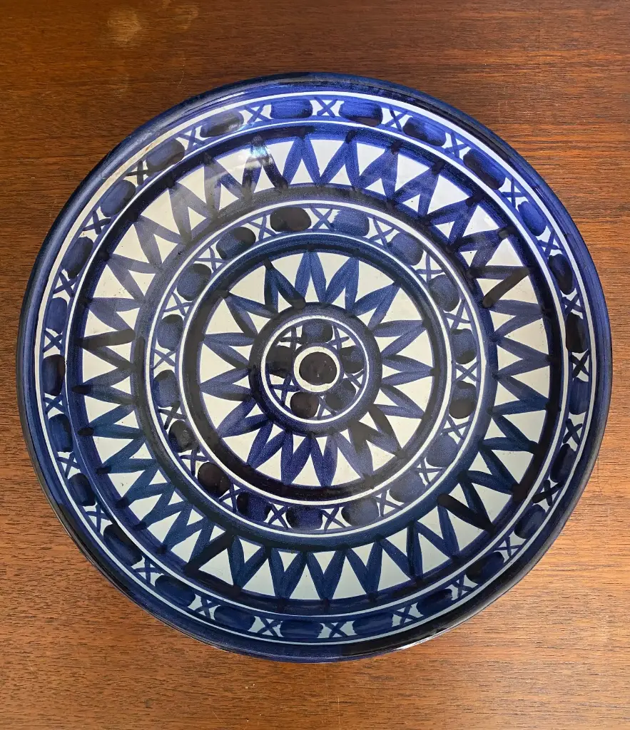 Robert Picault, saladier céramique émaillée des années 50/60, en excellent état, juste à noter une toute petite restauration au col, d'1 centimètre. Voir photo. Très belle taille puisqu'il mesure 28cm de diamètre et de forme semi creux pour 6,5 centimètre de hauteur. Pièce rare.  Robert Picault, glazed ceramic salad bowl from the 50s/60s, in excellent condition, just note a very small restoration on the neck, 1 centimeter. See photo. Very nice size since it measures 28cm in diameter and semi-hollow shape for 6.5 centimeters in height. Rare piece.