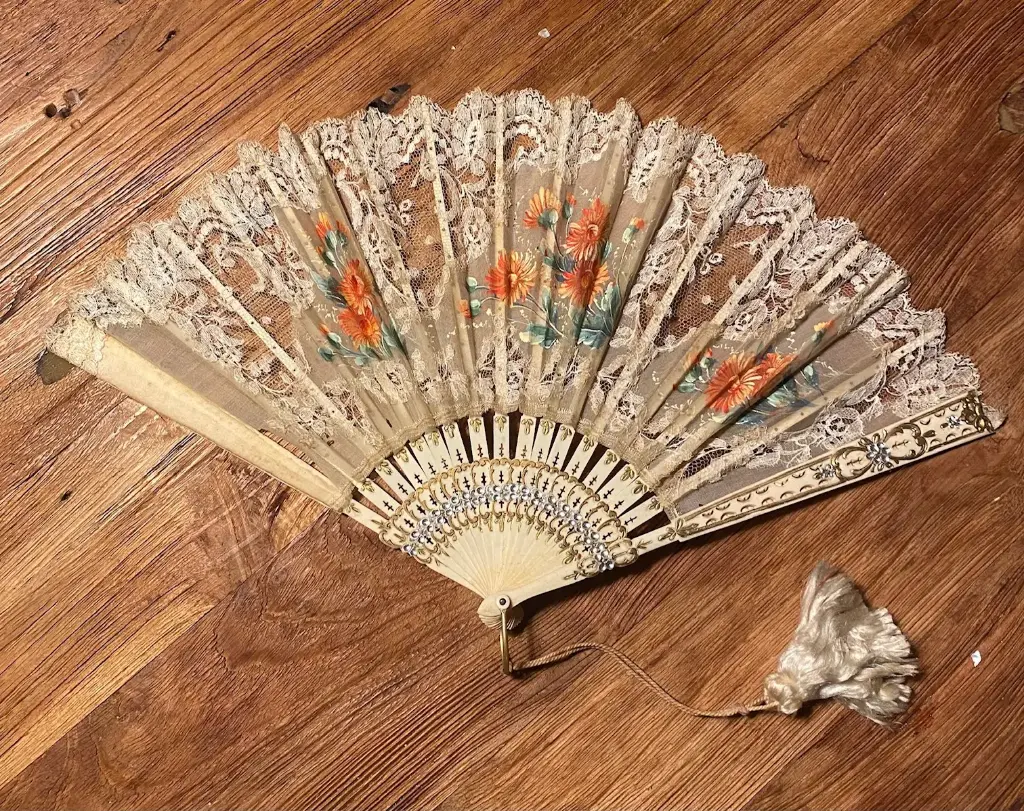 EVENTAIL ANCIEN XIX, monture en os sculpté, dentelle ajourée, perlé incrusté.                                      ANTIQUE 19TH CENTURY FAN, carved bone frame, openwork lace, inlaid pearls.