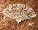 EVENTAIL ANCIEN XIX, monture en os sculpté, dentelle ajourée, perlé incrusté.                                      ANTIQUE 19TH CENTURY FAN, carved bone frame, openwork lace, inlaid pearls.