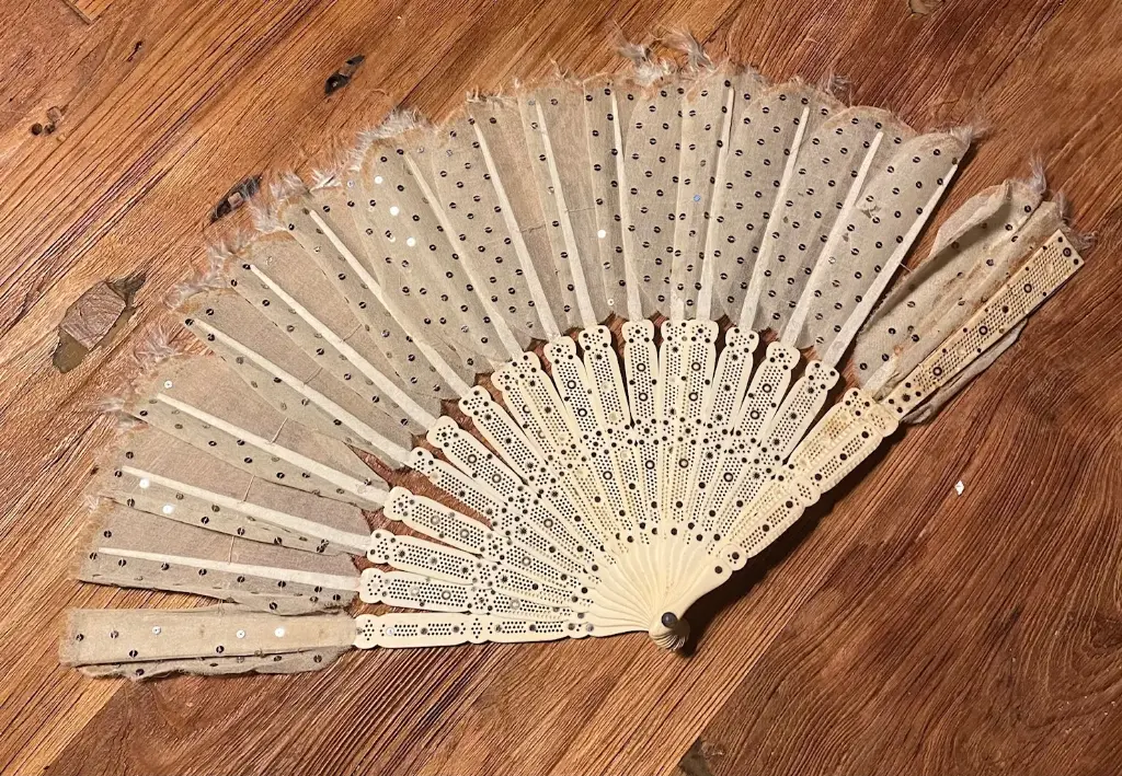 EVENTAIL ANCIEN XIX, monture en os sculpté, dentelle ajourée, et extrémité plume.                                            ANTIQUE 19TH CENTURY FAN, carved bone frame, openwork lace, and feather end