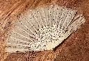EVENTAIL ANCIEN XIX, monture en os sculpté, dentelle ajourée, et extrémité plume.                                            ANTIQUE 19TH CENTURY FAN, carved bone frame, openwork lace, and feather end