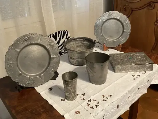 Lot complet en étain,  époque art déco, signé et monogrammé Jurgendstill, début XXème. Superbe.                              Complete lot in pewter, art deco period, signed and monogrammed Jurgendstill, early 20th century. Stunning.