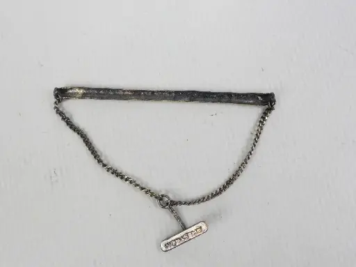 Chaine de cravate en argent, signée Alstom, époque 1960. Brutaliste du milieu XXème. Collector en super état.