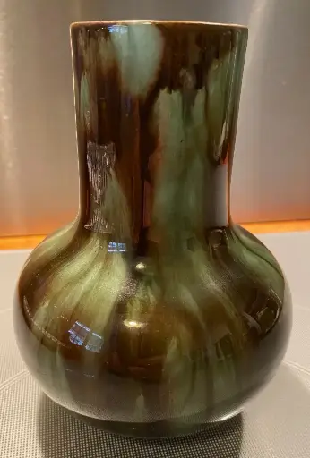 Vase en céramique émaillé, signé, des années 70 et en excellent état. 15cm de haut par 12 de diamètre.                          Enameled ceramic vase, signed, from the 70s and in excellent condition. 15cm high by 12 in diameter.