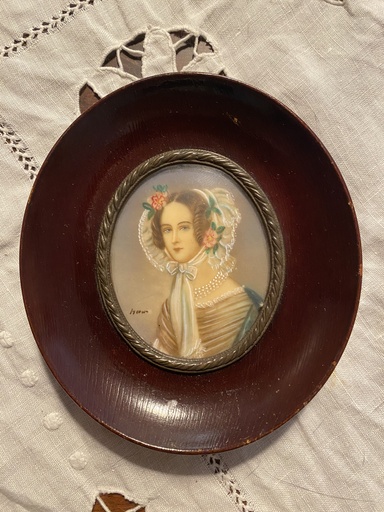 Portrait miniature du XIXÈME siècle, peinture sur ivoire d'une élégante, cadre en bois naturel, signée. Miniature portrait of the 19th century, painting on ivory of an elegant , natural wood frame, signed.