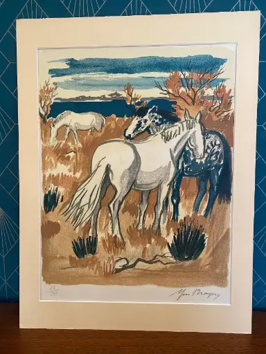 Lithographie signée et numérotée Yves Brayer, intitulée " Chevaux Camarguais" de 1975 et numérotée 82/500. Elle a la particularité d'avoir inspirée le seul timbre édité de l'artiste. Voir photo jointe. Elle mesure 30cmX40cm. Edité à 500 exemplaires, elle est aujourd'hui très rare.  Lithograph signed and numbered Yves Brayer, entitled "Chevaux Camarguais" from 1975 and numbered 82/500. It has the particularity of having inspired the only stamp published by the artist. See attached photo. It measures 30cmX40cm. Published in 500 copies, it is very rare today.