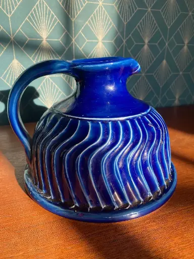 Pichet en céramique bleu de Majorelle. Des années 1900, il mesure 23cm de diamètre pour 17cm de hauteur. Vraiment superbe et signature à identifier. Excellent état et vraiment superbe.                            Majorelle blue ceramic pitcher. From the 1900s, it measures 23cm in diameter and 17cm in height. Really superb and signature to identify. Excellent condition and really superb.