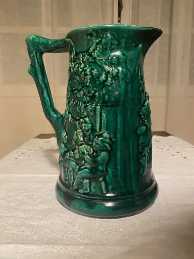 Cruche en barbotine signée Sarreguemines. Vers 1900.               Slip jug signed Sarreguemines. Circa 1900.