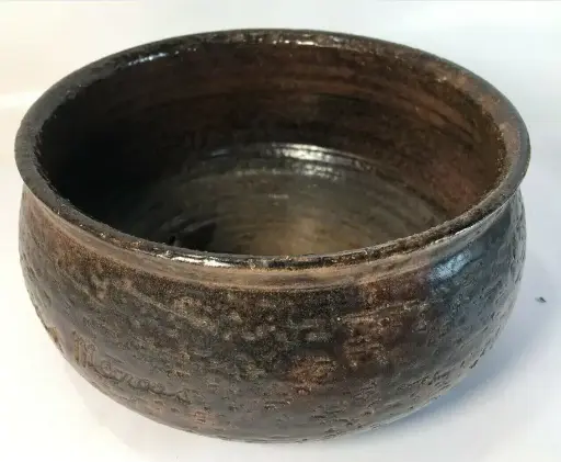 Saladier en grès émaillé, signé Jean Marais, grand céramiste et comédien Français du début XXème.                                  Glazed stoneware salad bowl, signed Jean Marais, great ceramist and French actor of the early 20th century.