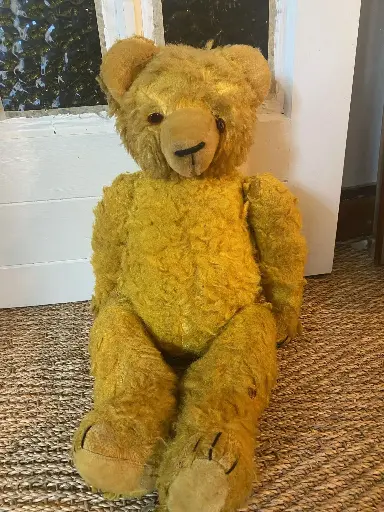 Ours en peluche des années 1900, fourrure mohair rembourré de paille. Il mesure 60cm et de production Anglaise du début XXème. A teddy bear from the 1900s, stuffed with mohair fur and straw. It measures 60cm and is made in England in the early 20th century.