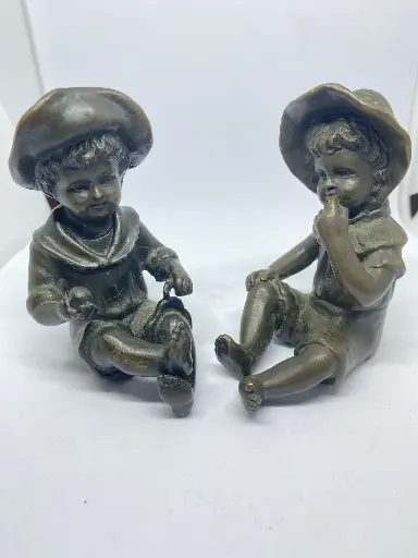 Couple de Putis, chérubins en bronze, époque fin XIXème, signés Claude. Très belle patine et mesurant 10cm de haut environ pour 8 de profondeur.            Pair of Putis, bronze cherubs, late 19th century, signed Claude. Very beautiful patina and measuring approximately 10cm high and 8cm deep.