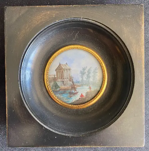 Miniature ancienne, au décor d'une rivière, cadre en bois noirci et contour en laiton. En bel état et finement peint.  Antique miniature, with a river setting, blackened wooden frame and brass outline. In beautiful condition and finely painted.