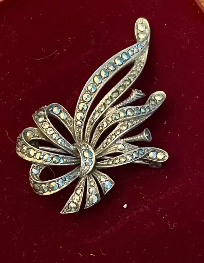 Superbe broche en argent 825°, époque Napoléon III, sertie de perle d'argent sculpté façon pierre précieuse. En parfait état, elle pèse 9,5gr d'argent massif poinçonné bien sur.                                                    Superb 825° silver brooch, Napoleon III period, set with a carved silver pearl in the style of a precious stone. In perfect condition, it weighs 9.5g of solid silver, hallmarked of course.