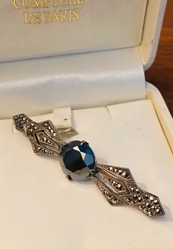 Broche des années 1900 en argent massif, 925°poinçonnée bien sur, ornée d'une pierre bleue et de brillants. En excellent état, beaucoup d'allure, elle mesure 6cm de long pour 1 de large et pèse 5,5gr.              Brooch from the 1900s in solid silver, 925° hallmarked of course, adorned with a blue stone and brilliants. In excellent condition, very stylish, it measures 6cm long by 1cm wide and weighs 5.5g.
