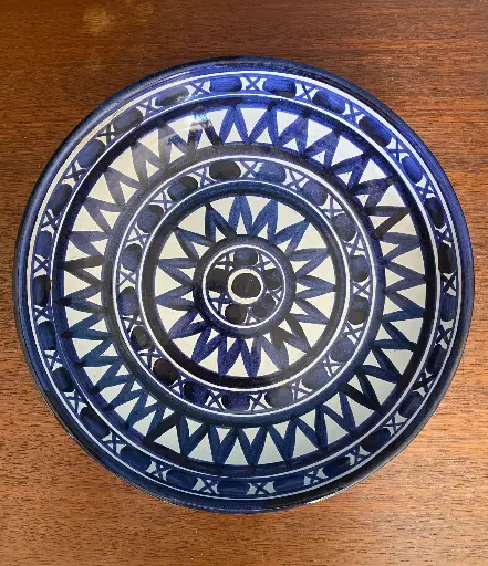 Robert Picault, saladier céramique émaillée des années 50/60, en excellent état, juste à noter une toute petite restauration au col, d'1 centimètre. Voir photo. Très belle taille puisqu'il mesure 28cm de diamètre et de forme semi creux pour 6,5 centimètre de hauteur. Pièce rare.  Robert Picault, glazed ceramic salad bowl from the 50s/60s, in excellent condition, just note a very small restoration on the neck, 1 centimeter. See photo. Very nice size since it measures 28cm in diameter and semi-hollow shape for 6.5 centimeters in height. Rare piece.