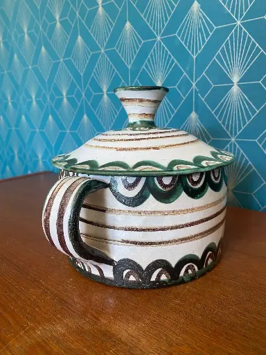 Robert Picault, Superbe soupière à couvert, en céramique émaillée, signée, numérotée, des années 50 à Vallauris bien sur. En parfait état, elle mesure 10cm de haut sans le couvercle et 17 avec, pour un diamètre de 17cm. Pièce très rare.  Robert Picault, Superb covered soup tureen, in glazed ceramic, signed, numbered, from the 50s in Vallauris of course. In perfect condition, it measures 10cm high without the lid and 17 with, for a diameter of 17cm. Very rare piece.