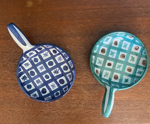 ROBERT PICAULT , 2 GRANDS POÊLONS en céramique émaillée des années 60. Numérotés.                                            ROBERT PICAULT, 2 LARGE enamelled ceramic pans from the 60s. Numbered