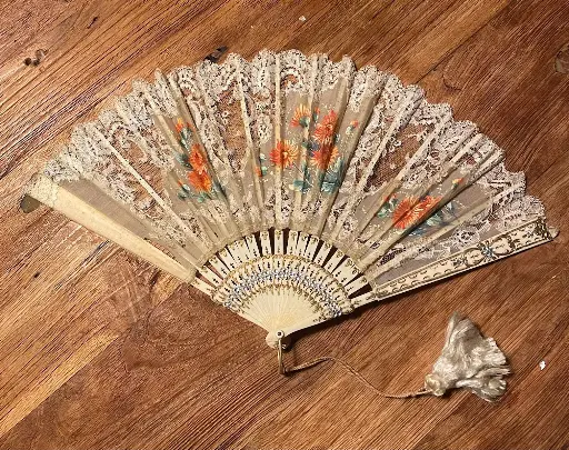 EVENTAIL ANCIEN XIX, monture en os sculpté, dentelle ajourée, perlé incrusté.                                      ANTIQUE 19TH CENTURY FAN, carved bone frame, openwork lace, inlaid pearls.