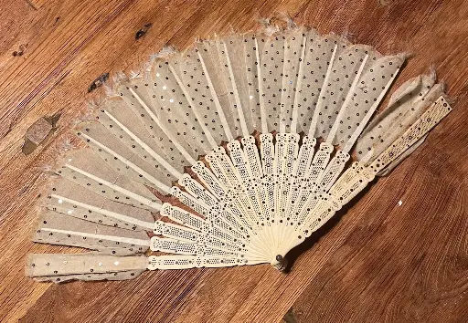 EVENTAIL ANCIEN XIX, monture en os sculpté, dentelle ajourée, et extrémité plume.                                            ANTIQUE 19TH CENTURY FAN, carved bone frame, openwork lace, and feather end